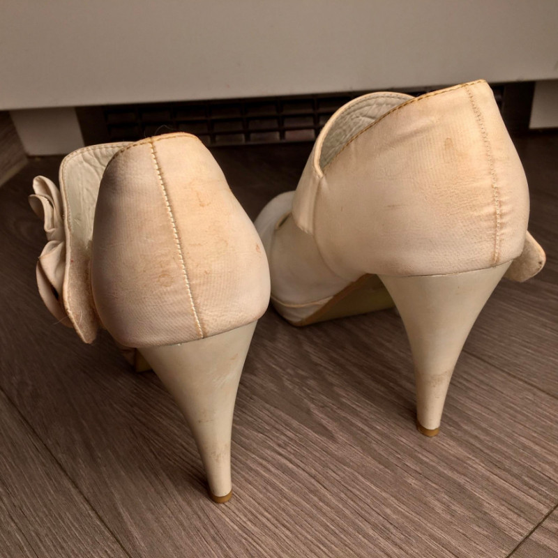 Very used white shoes